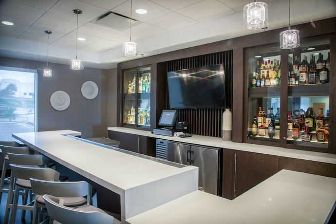 Imagen del bar/restaurante del Hotel Springhill Suites By Marriott Miami Airport South Blue Lagoon Area. Foto 5