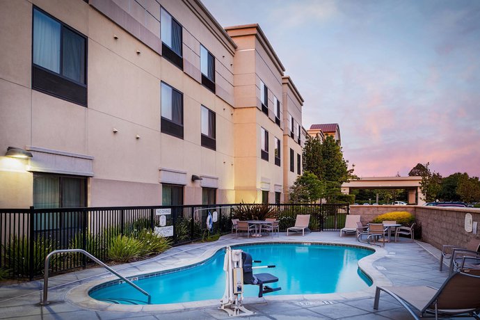 Imagen de la piscina del Hotel Springhill Suites By Marriott Modesto. Foto 20