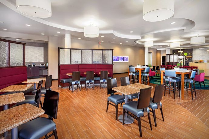 Imagen del bar/restaurante del Hotel Springhill Suites By Marriott Modesto. Foto 7
