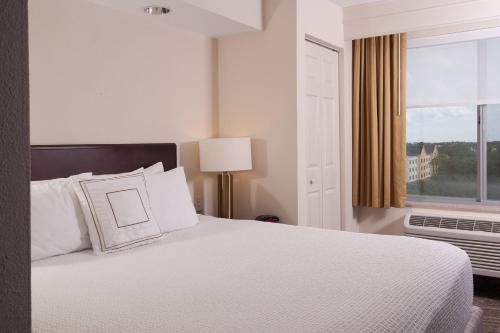 Imagen de la habitación del Hotel Springhill Suites By Marriott Orlando Airport. Foto 15