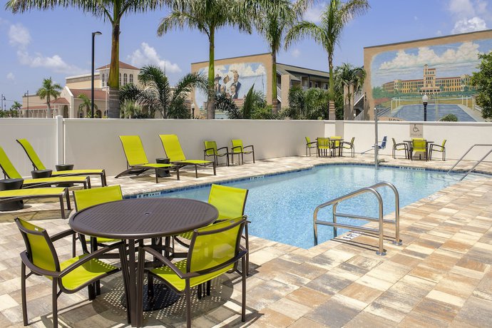 Imagen de la piscina del Hotel Springhill Suites By Marriott Punta Gorda Harborside. Foto 13