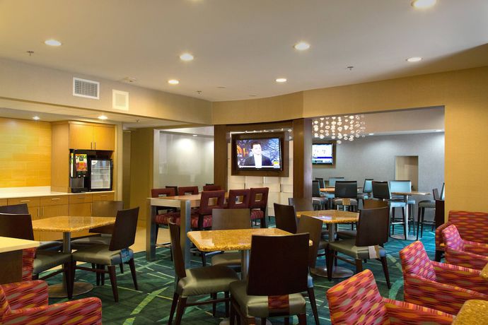 Imagen de los interiores del Hotel Springhill Suites By Marriott Warwick. Foto 10