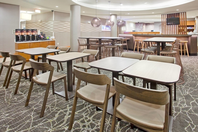Imagen del bar/restaurante del Hotel Springhill Suites By Marriott Wichita East At Plazzio. Foto 4