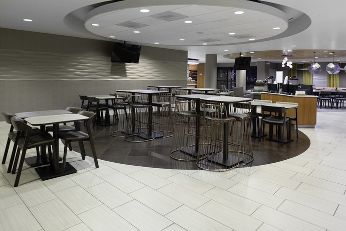 Imagen del bar/restaurante del Hotel Springhill Suites Cincinnati North/forest Park. Foto 1