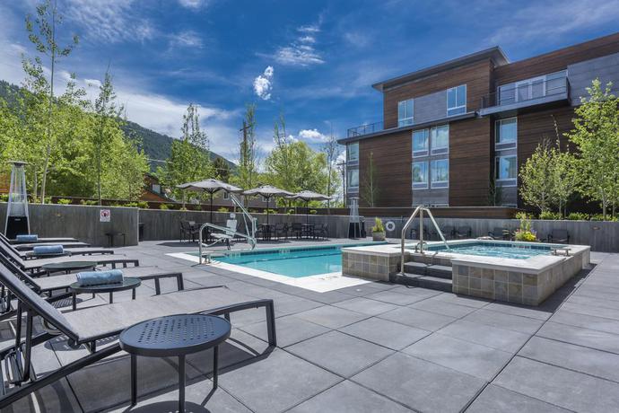 Imagen de la piscina del Hotel Springhill Suites Jackson Hole. Foto 16