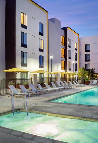 Imagen de la piscina del Hotel Springhill Suites Los Angeles Burbank/downtown. Foto 15