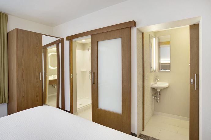 Imagen de la habitación del Hotel Springhill Suites Marriott Airport. Foto 4