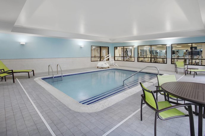 Imagen de la piscina del Hotel Springhill Suites Marriott Airport. Foto 13