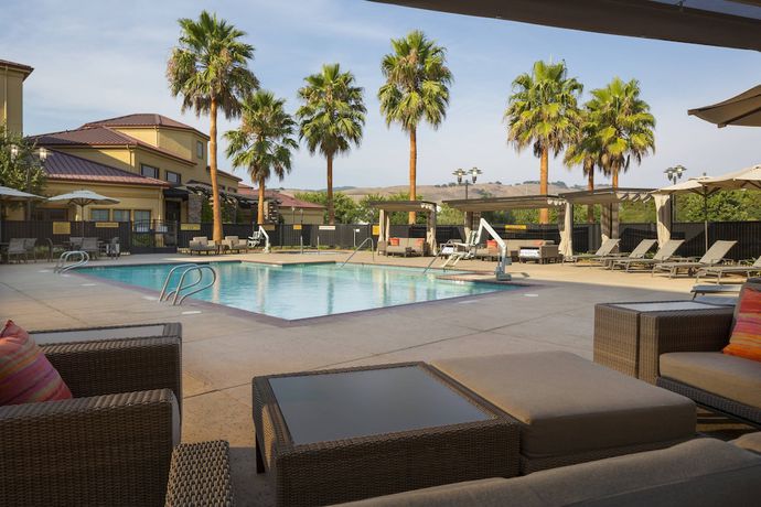 Imagen de la piscina del Hotel Springhill Suites Napa Valley. Foto 20