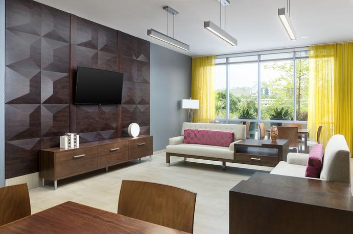 Imagen de los interiores del Hotel Springhill Suites San Diego Mission Valley. Foto 18
