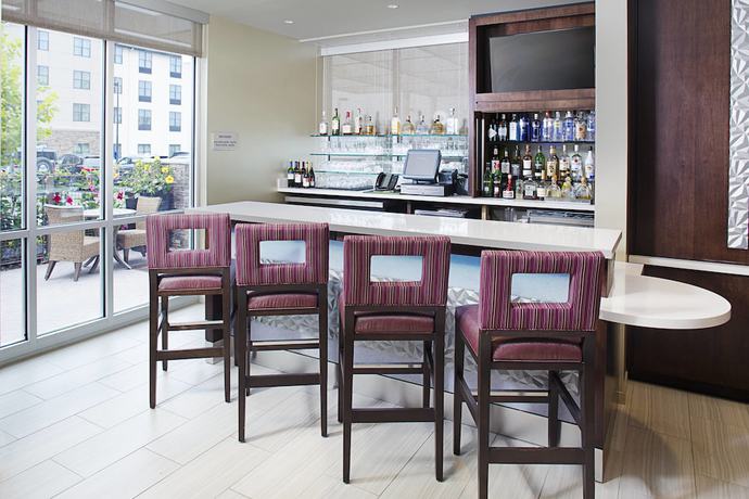 Imagen del bar/restaurante del Hotel Springhill Suites by Marriott Carle Place Garden City. Foto 5