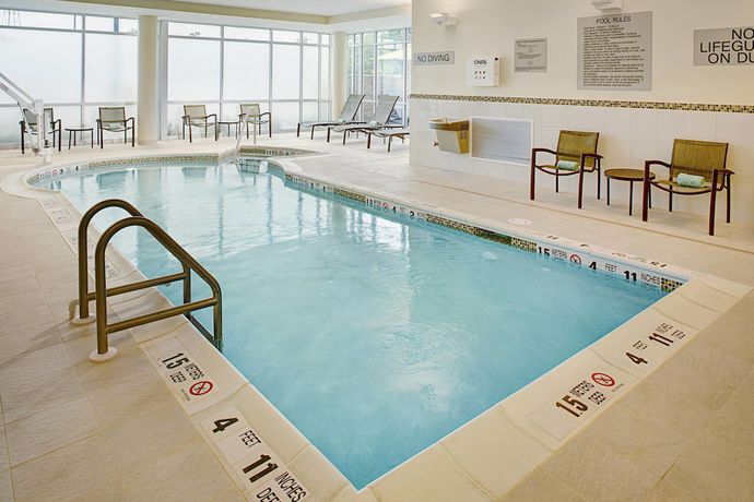 Imagen de la piscina del Hotel Springhill Suites by Marriott Carle Place Garden City. Foto 18
