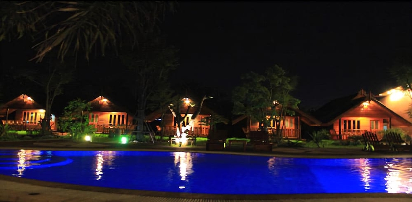 Imagen de la piscina del Hotel Srisawat Resort. Foto 15