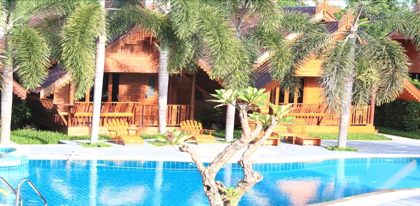 Imagen de la piscina del Hotel Srisawat Resort. Foto 16