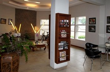 Imagen de los exteriores del Hotel Sriti. Foto 6