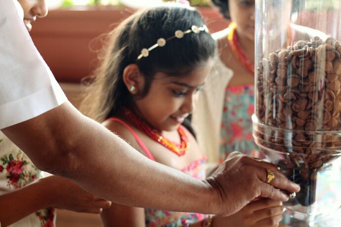 Imagen del bar/restaurante del Hotel Srivar Hotels. Foto 23