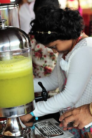 Imagen del bar/restaurante del Hotel Srivar Hotels. Foto 24