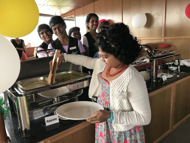 Imagen del bar/restaurante del Hotel Srivar Hotels. Foto 25