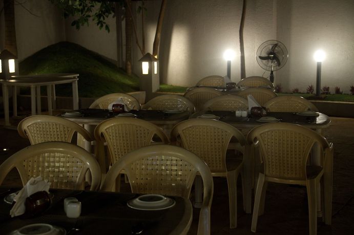 Imagen del bar/restaurante del Hotel Srujans 22 Suites. Foto 3