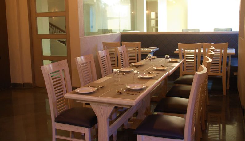 Imagen del bar/restaurante del Hotel Srujans 22 Suites. Foto 5
