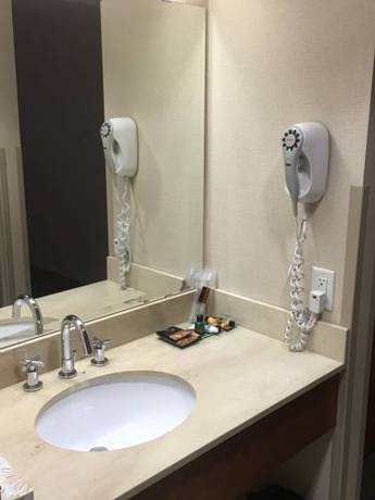 Imagen de la habitación del Hotel St. Albert Inn & Suites. Foto 8