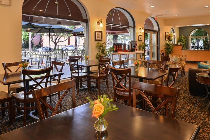 Imagen de los interiores del Hotel St. Charles Inn. Foto 16