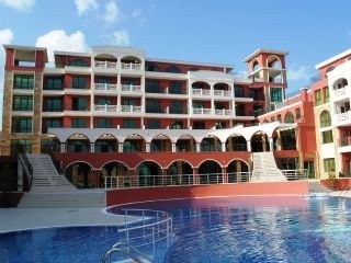 Imagen de la piscina del Hotel St George Palace. Foto 6