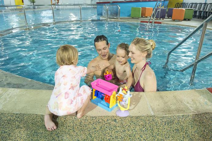 Imagen de la piscina del Hotel St Ives Holiday Village. Foto 7