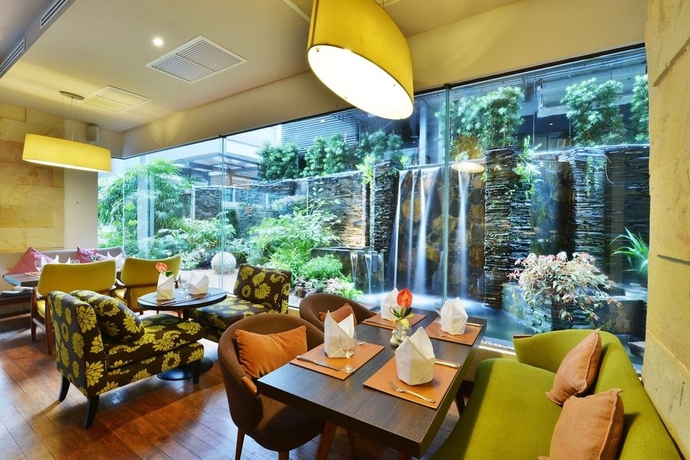 Imagen del bar/restaurante del Hotel St James, Bangkok. Foto 2