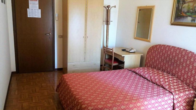 Imagen de la habitación del Hotel St. Louis. Foto 4