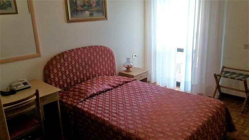 Imagen de la habitación del Hotel St. Louis. Foto 8