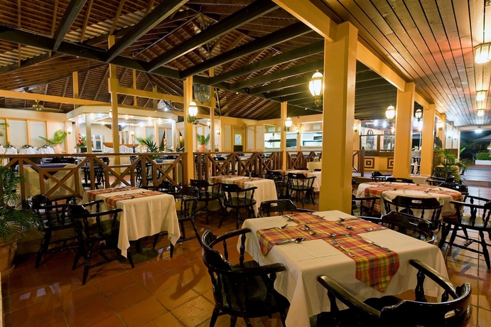 Imagen del bar/restaurante del Hotel St. Lucian by Rex Resorts. Foto 3