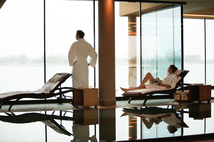 Imagen de la piscina del Hotel St. Martins Therme and Lodge. Foto 17