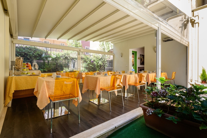 Imagen del bar/restaurante del Hotel St. Moritz, Via Nazionale. Foto 3