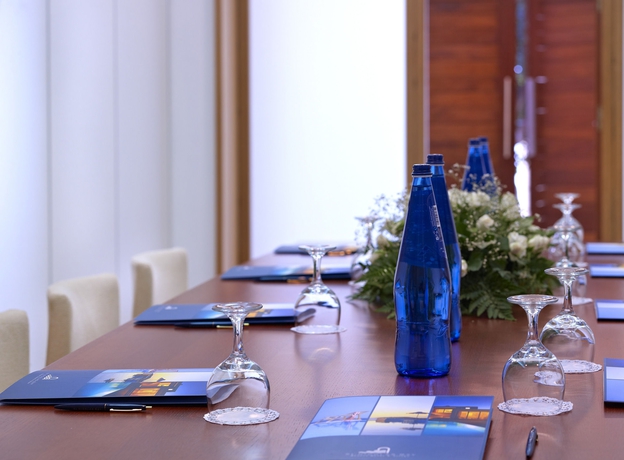 Imagen de los interiores del Hotel St. Nicolas Bay Resort and Villas. Foto 16