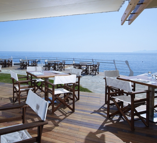 Imagen del bar/restaurante del Hotel St. Nicolas Bay Resort and Villas. Foto 8