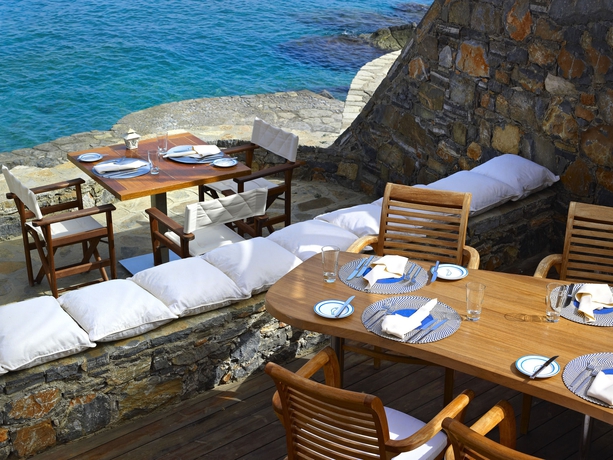 Imagen del bar/restaurante del Hotel St. Nicolas Bay Resort and Villas. Foto 9