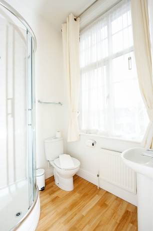 Imagen de la habitación del Hotel St Raphael Guest House. Foto 19