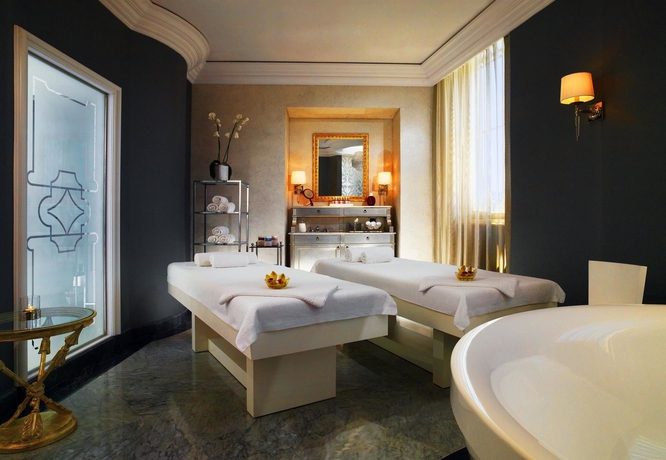 Imagen de la piscina del Hotel St Regis Florence. Foto 15