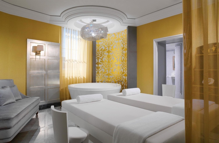 Imagen de la piscina del Hotel St Regis Florence. Foto 16