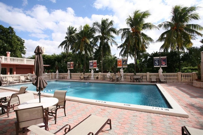 Imagen de la piscina del Hotel Stadium, Miami. Foto 14