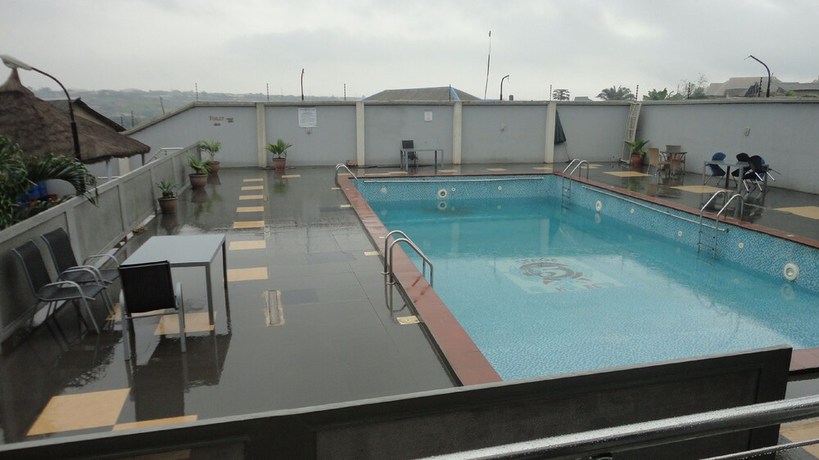 Imagen de la piscina del Hotel Stage 5 and Suites. Foto 18