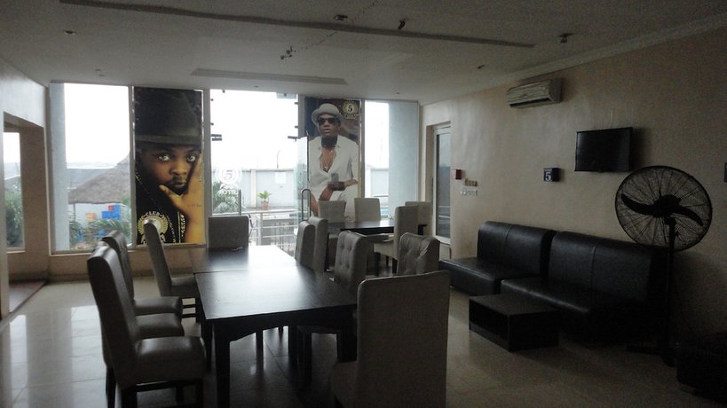 Imagen del bar/restaurante del Hotel Stage 5 and Suites. Foto 2