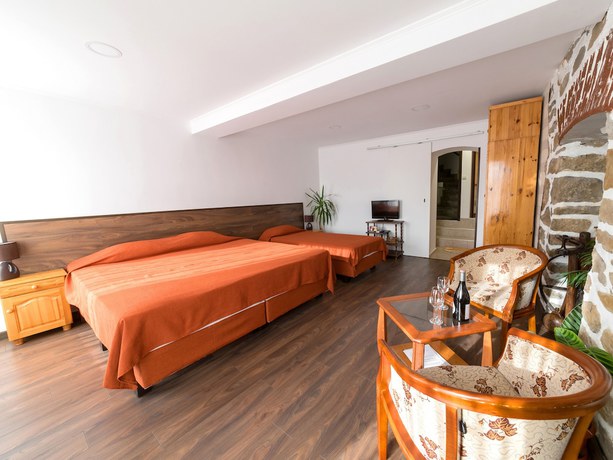 Imagen de la habitación del Hotel Stambolov Veliko Tarnovo. Foto 6