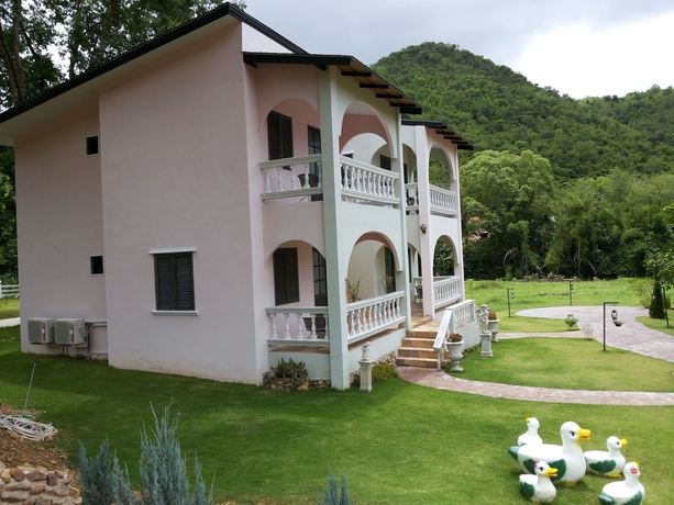 Imagen de los exteriores del Hotel Stamp Hills Resort and Restaurant. Foto 7