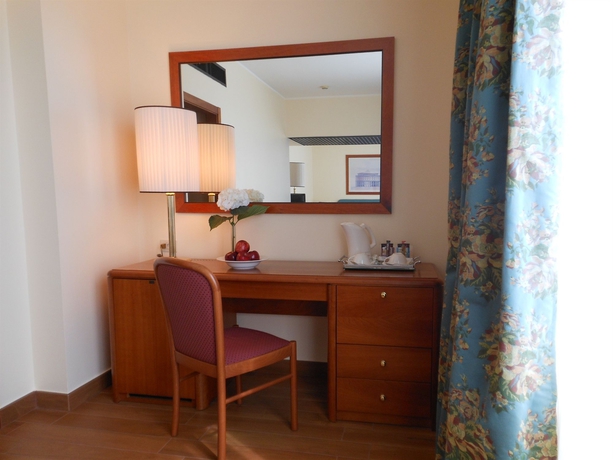 Imagen de la habitación del Hotel Starhotels Business Palace. Foto 11