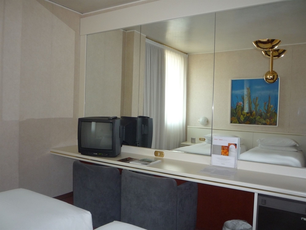 Imagen de la habitación del Hotel Starhotels Cristallo Palace. Foto 12