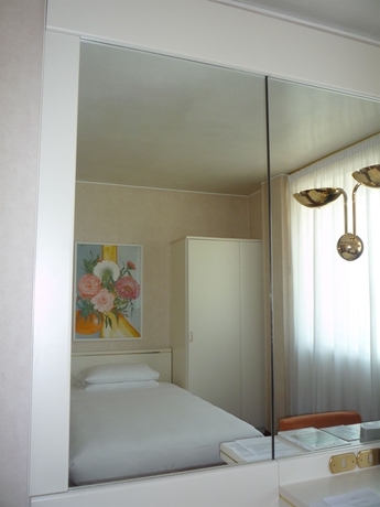 Imagen de la habitación del Hotel Starhotels Cristallo Palace. Foto 14