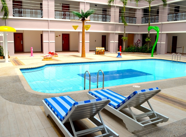 Imagen de la piscina del Hotel Starlodge. Foto 16