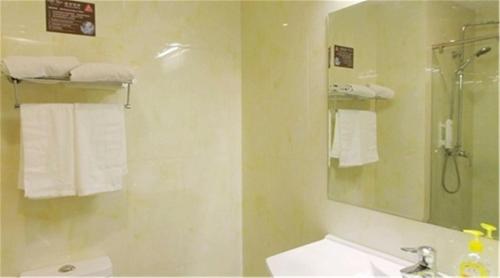 Imagen de la habitación del Hotel Starway Qingdao Taidong Pedestrian Street. Foto 8